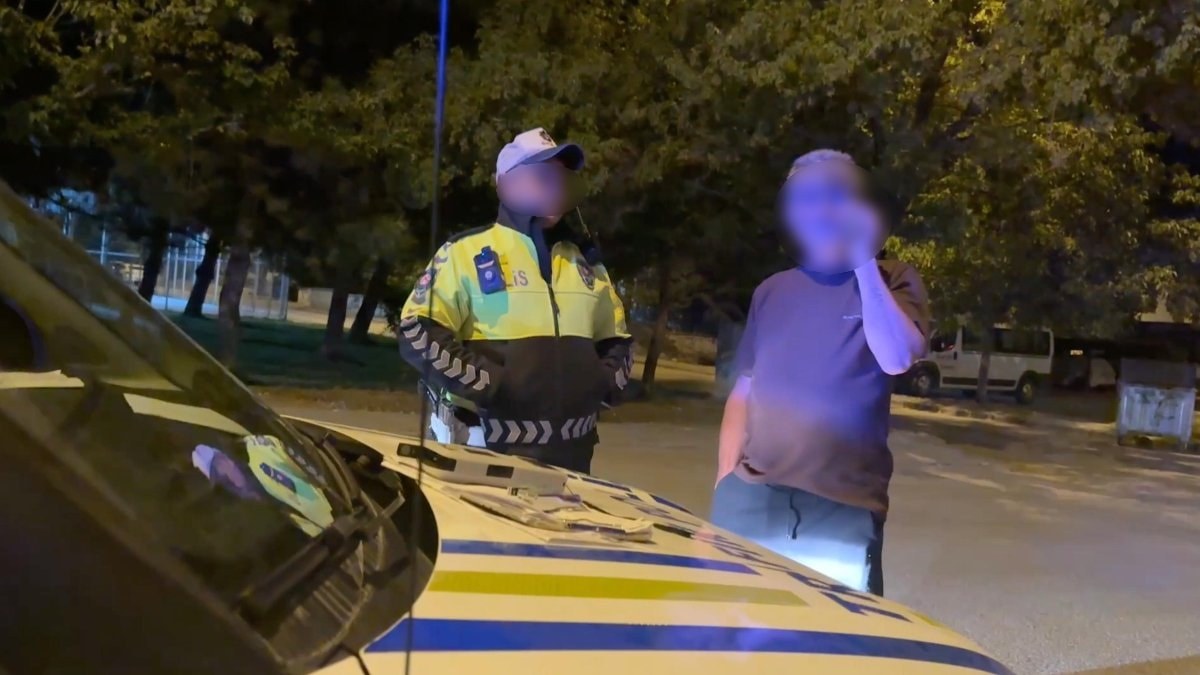 Eskişehir'de alkollü yakalanan sürücü polis aracına binerken kapıları karıştırdı