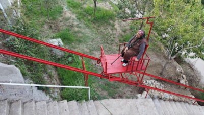 Osmaniye'de 49 yıllık eşi için 60 basamaklı merdivene asansör yaptı