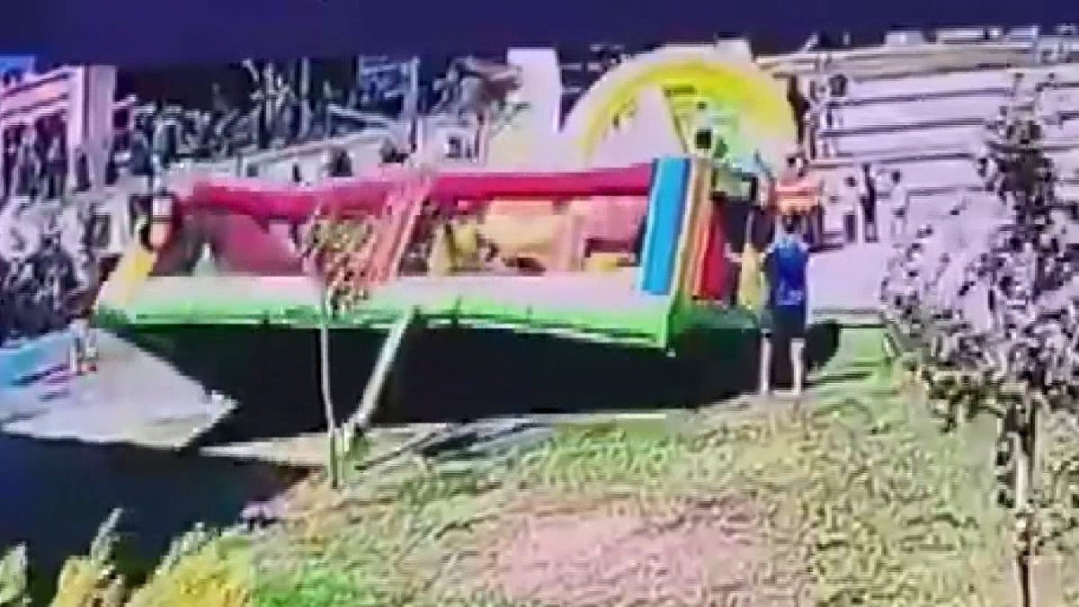 İstanbul'da şiddetli rüzgar şişme oyun parkını ters döndürdü: 3 çocuk yaralandı