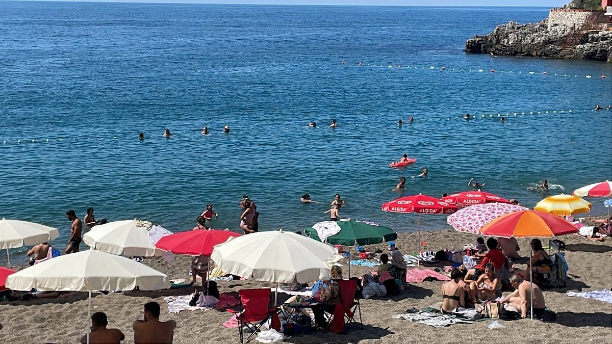 Zonguldak’ta denize girme yasağının sona ermesiyle plajlarda yoğunluk oluştu