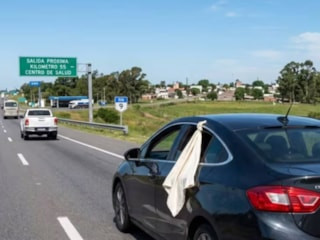 Trafikte görürseniz hızınızı düşürün: Araba camına beyaz bez asmanın anlamı buymuş