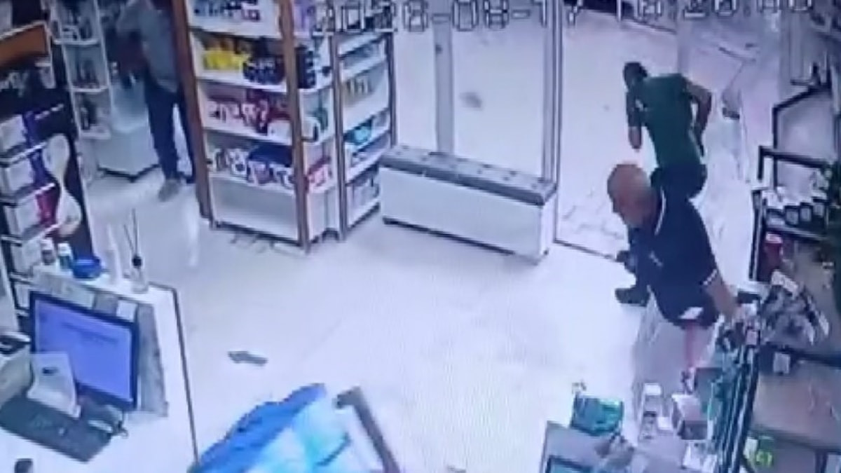 Malatya'da fırtınada eczane camları patladı