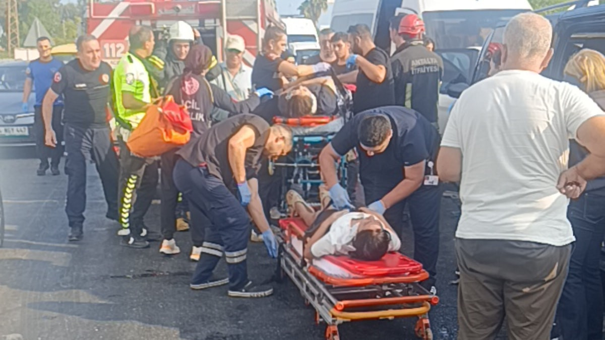 Antalya'da 6 araç zincirleme kazaya karıştı