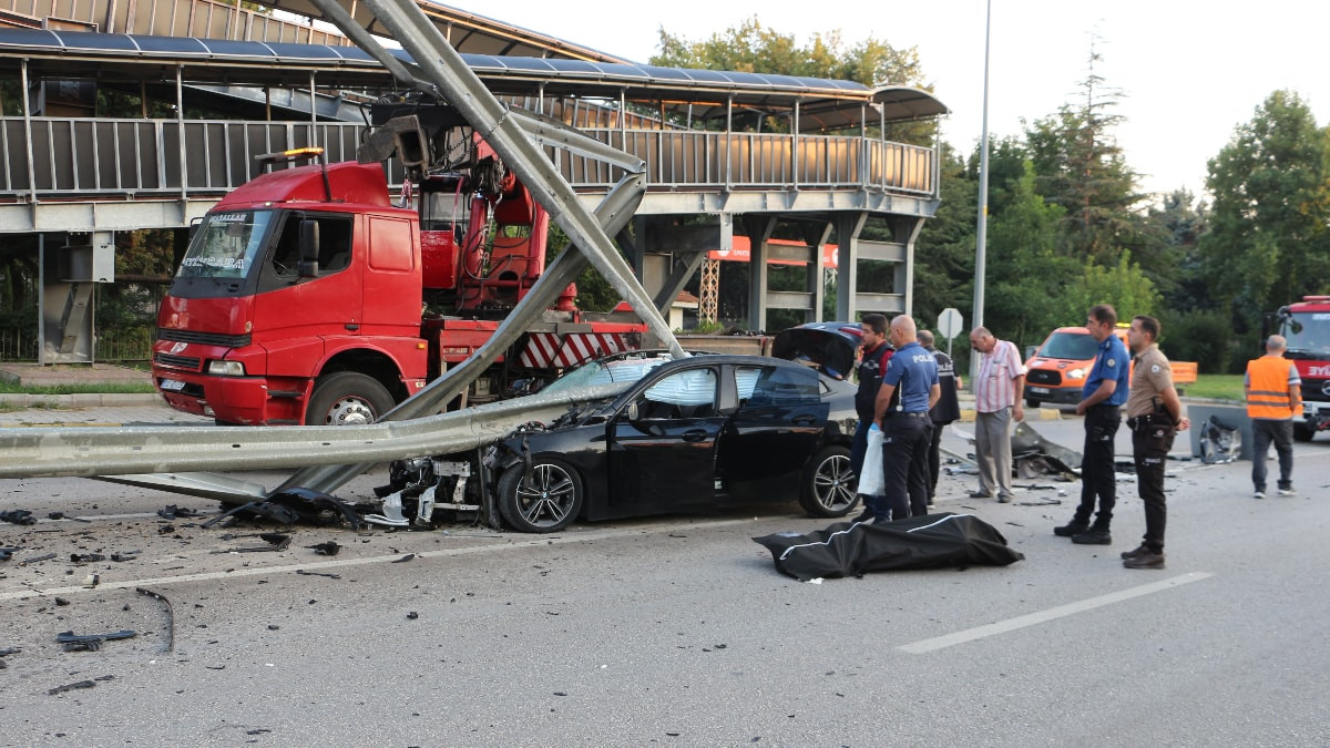 Isparta'da bariyere çarpıp ikiye bölünen otomobilin sürücüsü öldü