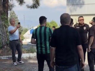 Denizlispor tesislerinde taraftarlar ile başkan arasında gerginlik