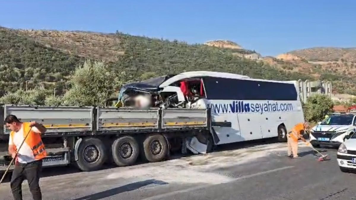 Muğla'da yolcu otobüsü tıra arkadan çarptı: 2 ölü, 18 yaralı