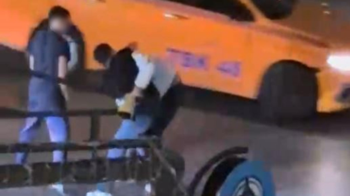 İstanbul'da 2 kişinin saldırısına uğrayan genç dakikalarca yol ortasında darbedildi