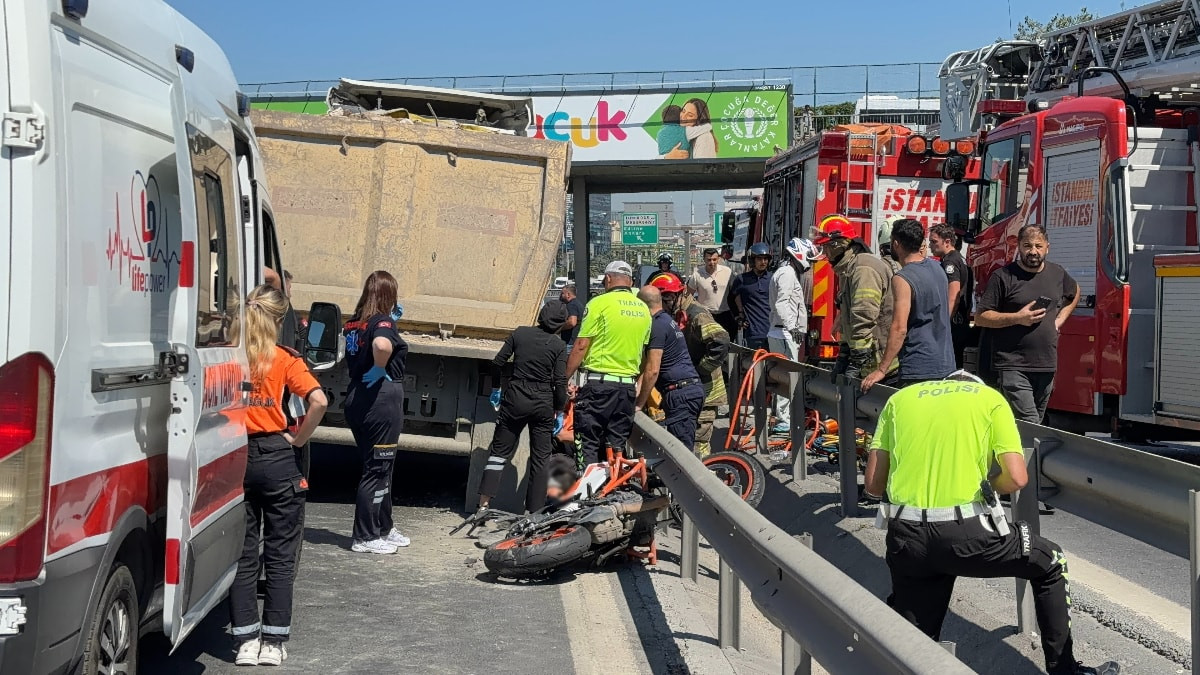 İstanbul'da hafriyat kamyonunun altında kalan motosikletli hayatını kaybetti