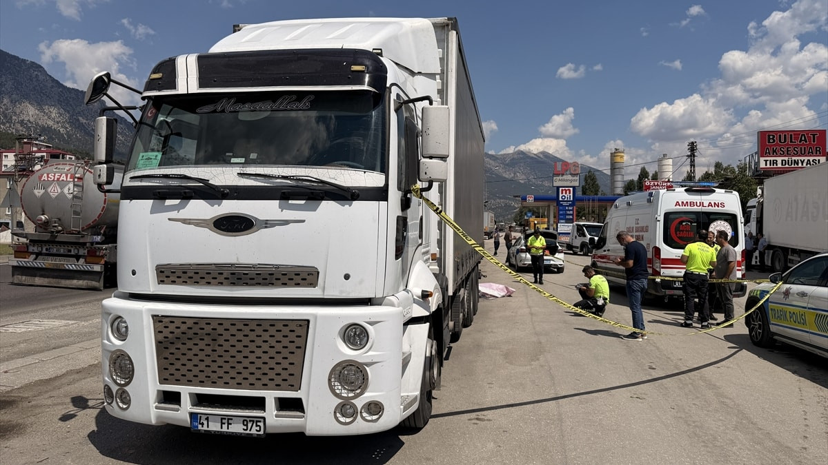 Adana'da aracındaki arızanın giderilmesini bekleyen sürücü tır çarpması sonucu hayatını kaybetti