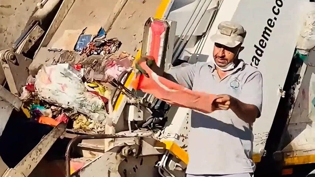 Şanlıurfa'da temizlik personelinin bayrak hassasiyeti kamerada
