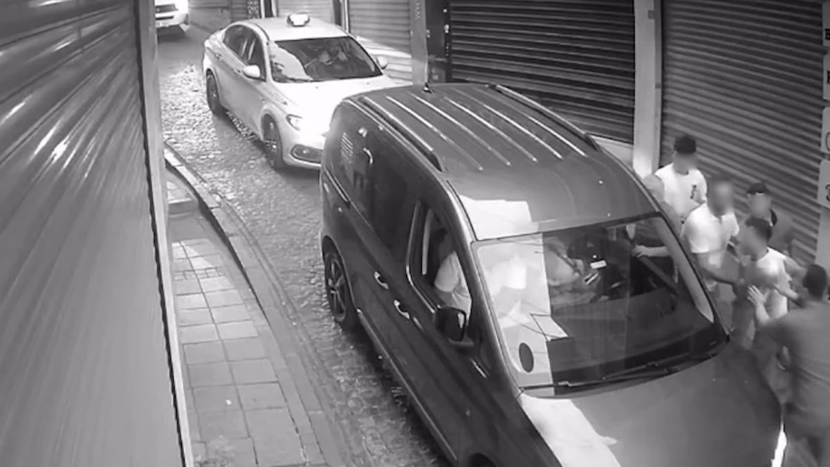 İstanbul'da 4 kişinin saldırdığı otomobil sürücüsü bıçaklandı
