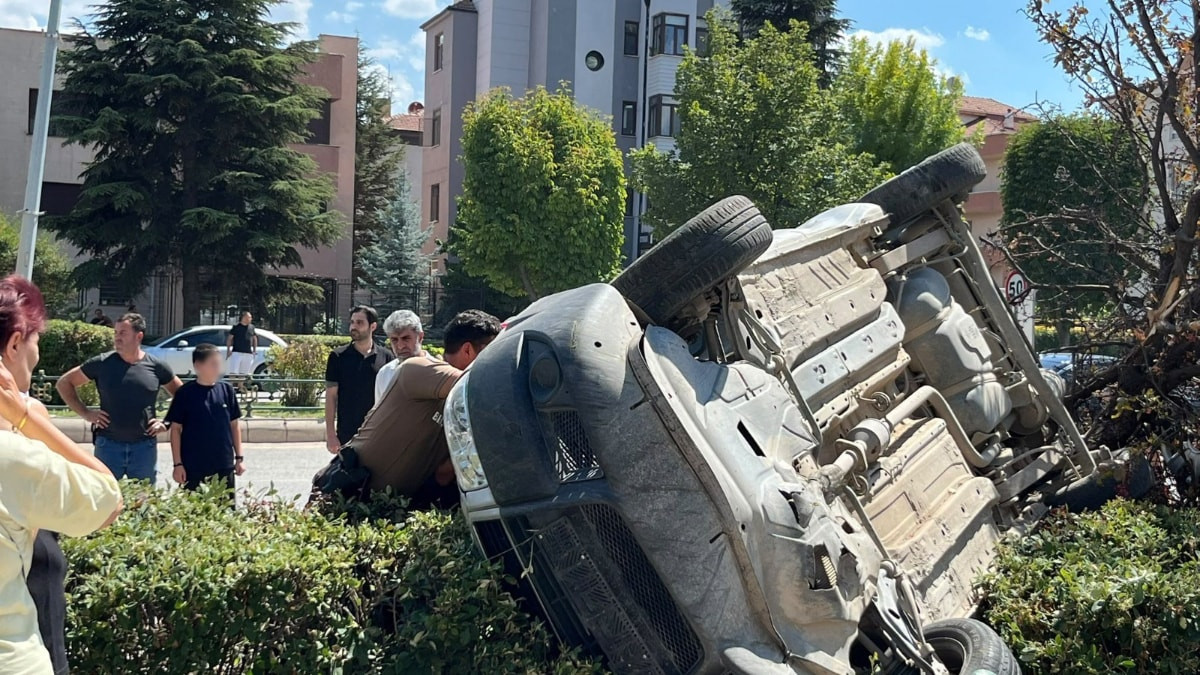 Eskişehir'de araç, çarptığı ağacı devirip takla attı