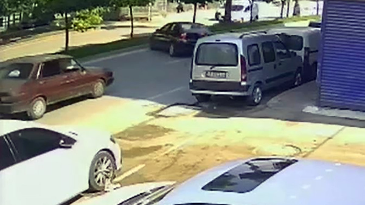 Adana'da ağaca çarpan otomobildeki 7 kişi yaralandı: Kaza kamerada