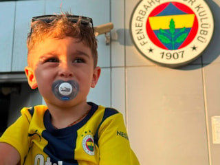 Forması çıkartılmaya çalışılan minik taraftar, Kadıköy’de
