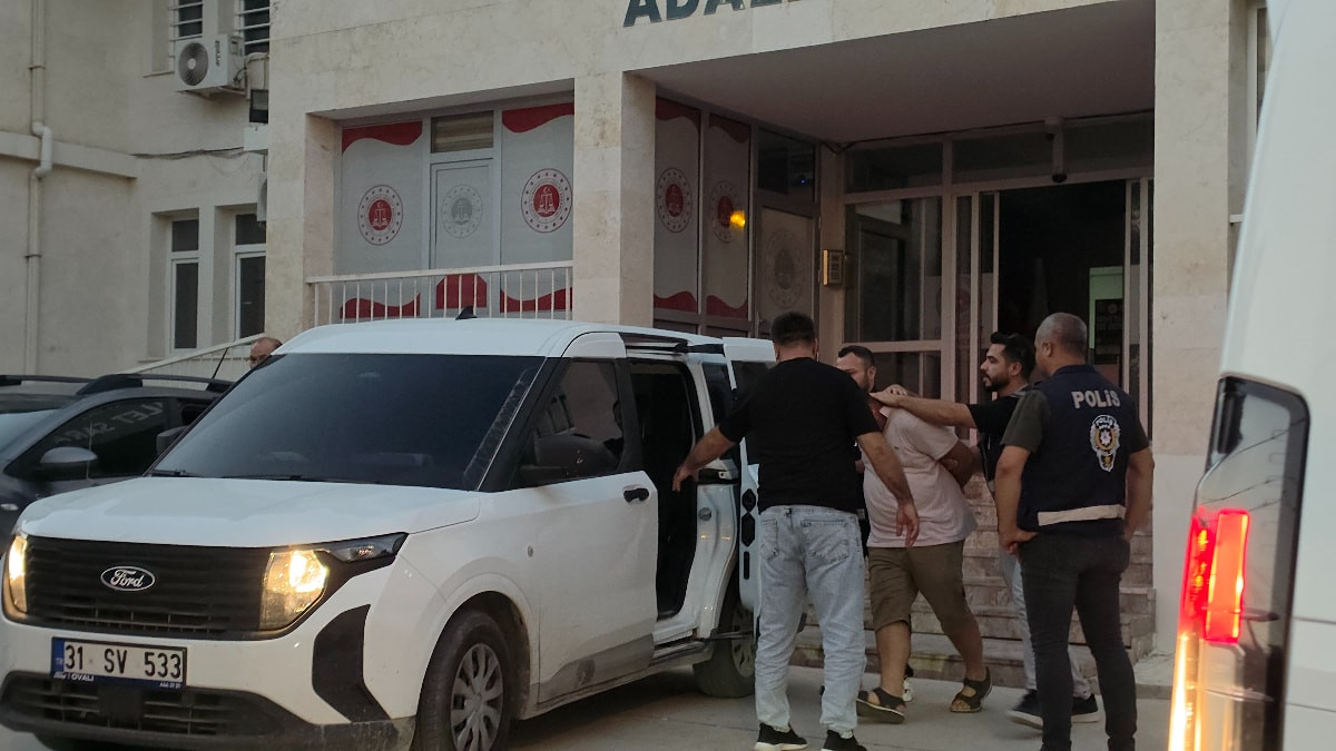 Hatay'da 16 yaşındaki çocuğu silah zoruyla alıkoyan iki şüpheli tutuklandı