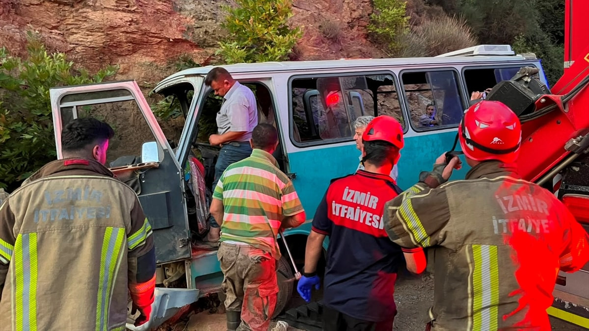 İzmir'de tarım işçilerini taşıyan minibüs kaza yaptı: 1 ölü, 8 yaralı