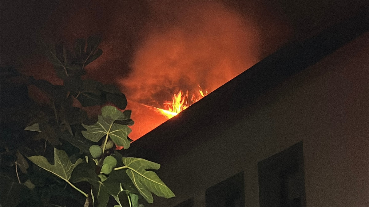 Sakarya'da 2 katlı villanın çatısı alev alev yandı