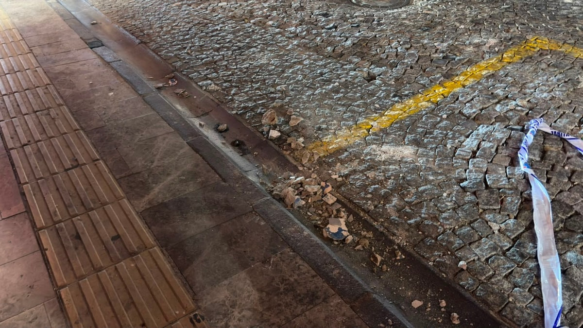 Aydın'da çatıdan kopan beton parçaları korkuttu