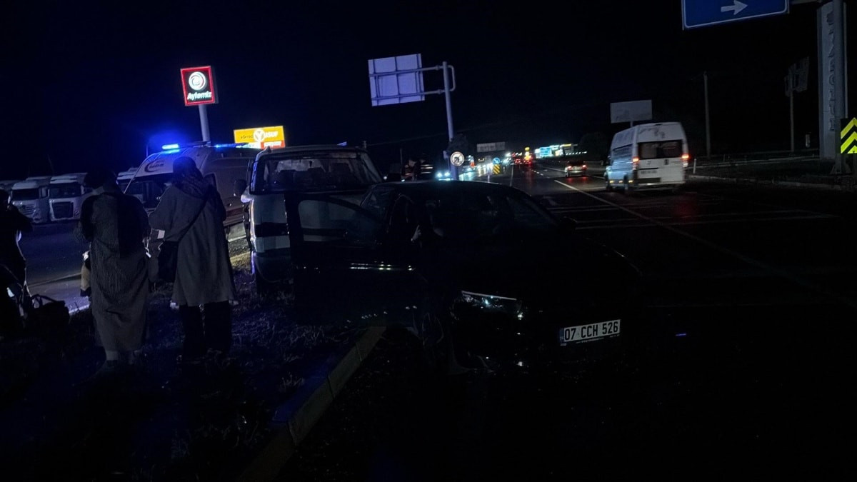 Afyonkarahisar'da kamyonet ile otomobil çarpıştı: 11 yaralı