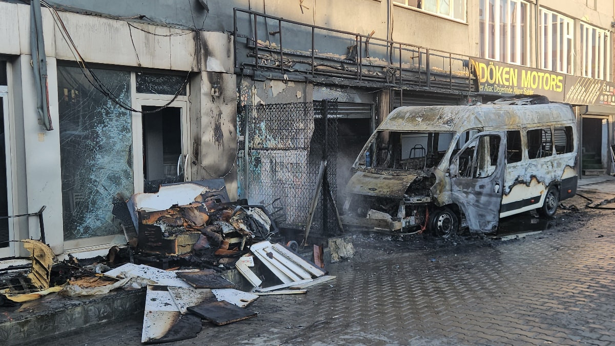 İkitelli'de minibüs ve dükkan yandı: Kundaklama şüphesi