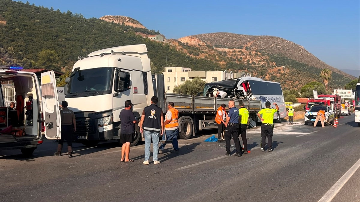 Muğla'da otobüs ile tırın çarpıştığı kazada can kaybı 4'e yükseldi