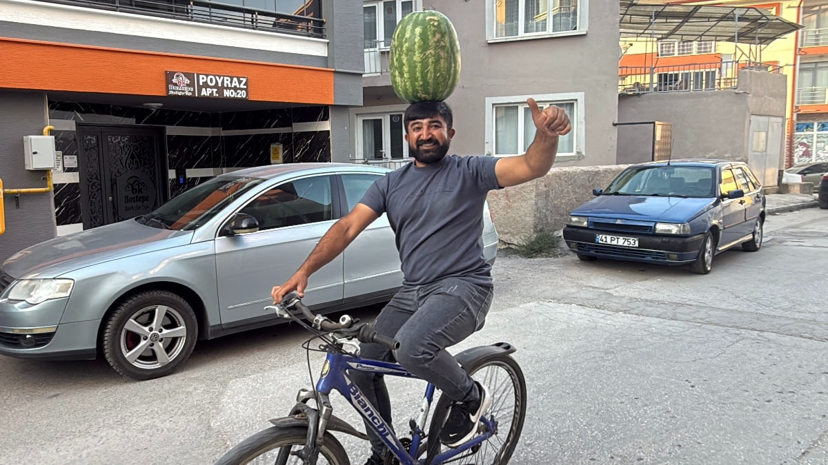 Eskişehir'de kafasında 40 kiloluk karpuz varken bisiklet sürüyor, halay çekiyor