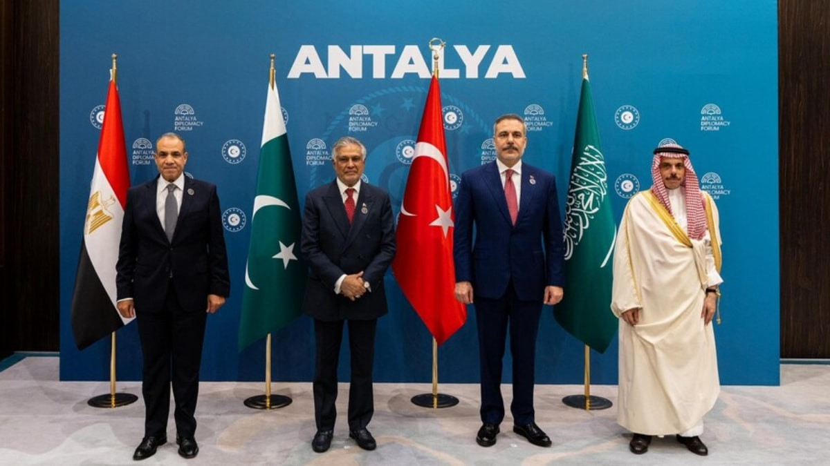 İstanbul'da Pakistan, Suudi Arabistan ve Mısır buluşması