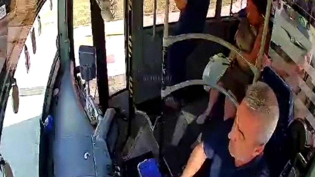 Edirne'de midibüste fenalaşan yolcuyu hastaneye yetiştirdi
