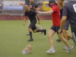 ABD'li aktivistler Netanyahu'nun replika kafasıyla halı sahada futbol oynadı