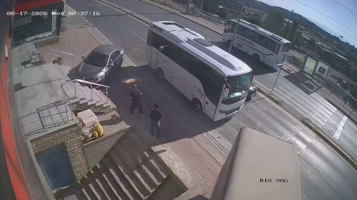 Kocaeli'de otomobil merdiven boşluğuna yuvarlandı