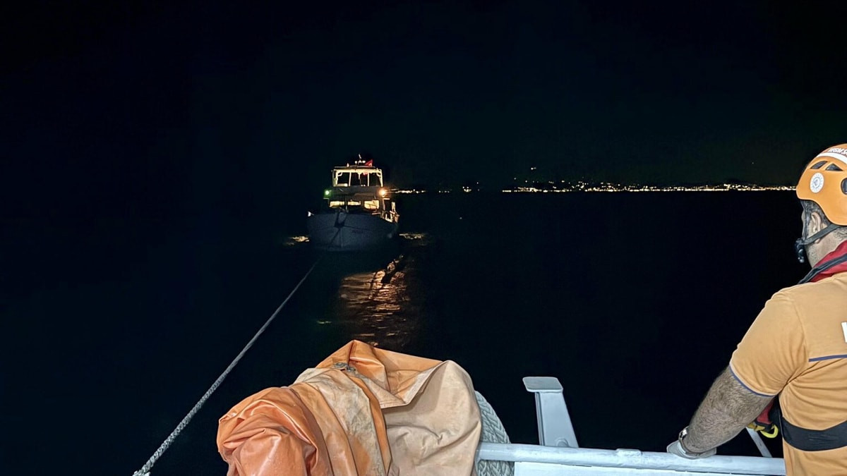 Muğla'da arıza yapan tekne sürüklendi