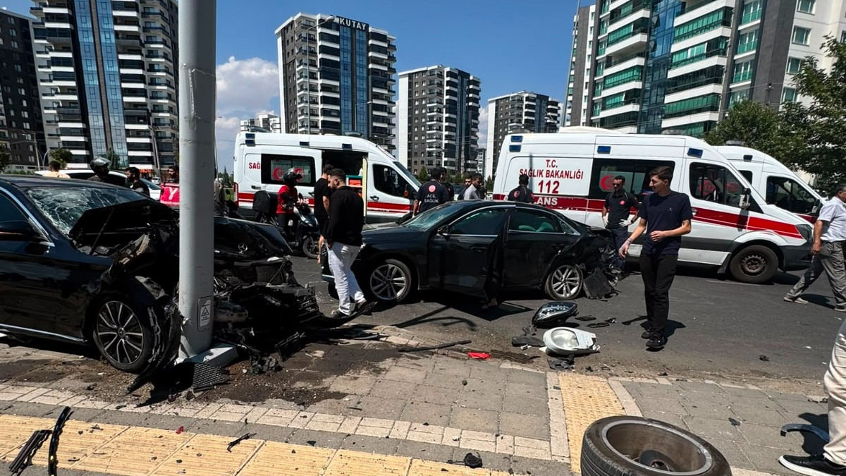 Diyarbakır'da iki otomobil çarpıştı: Bir kişinin durumu ağır