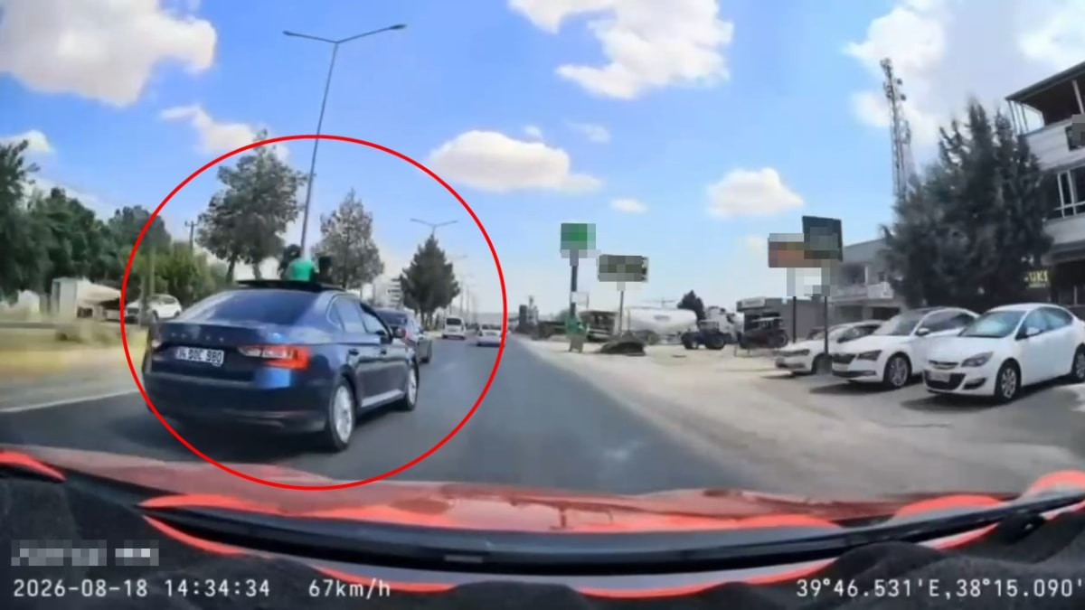 Diyarbakır'da sunrooftan iki çocuğun çıktığı araç attığı makaslarla trafiği tehlikeye attı