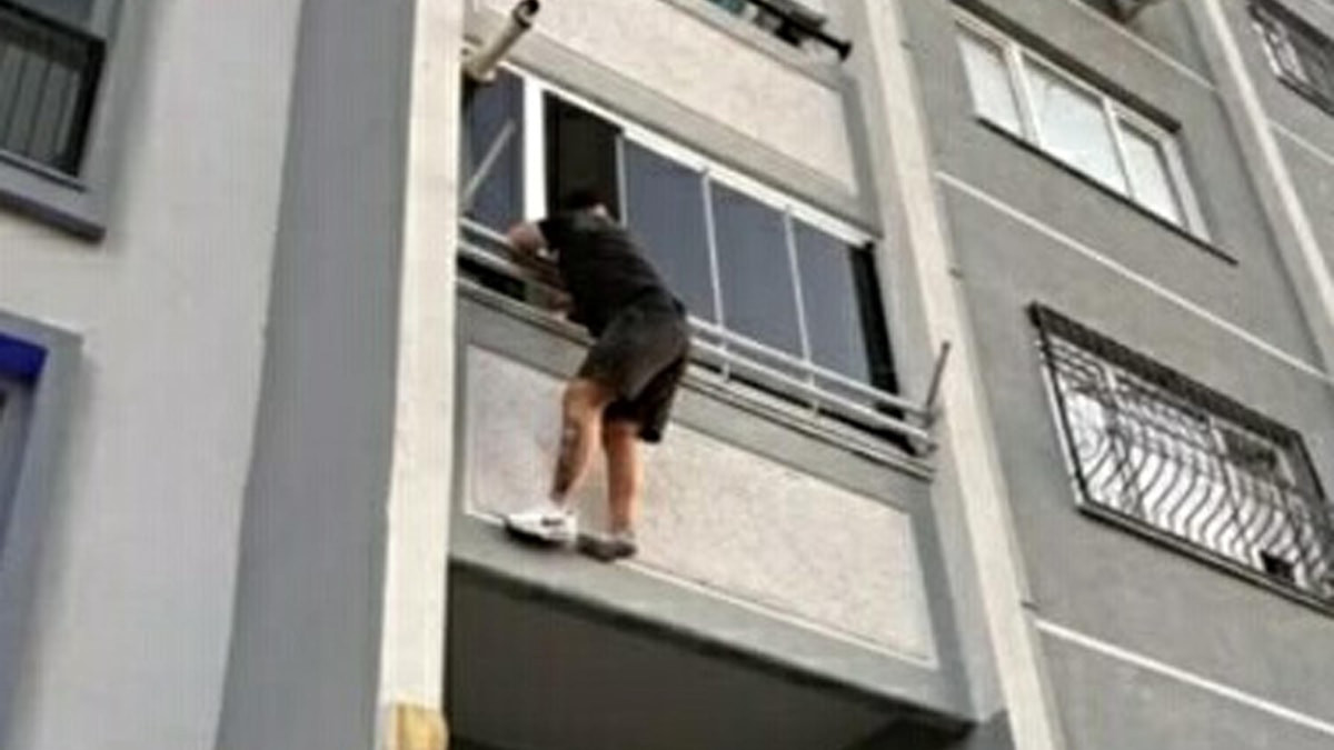 İzmir'de uyuşturucu satıcısı balkondan sarkarken yakalandı