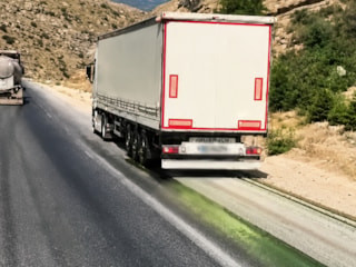 Afyonkarahisar'da yolu mora boyayan kimyasalı döken tır kamerada
