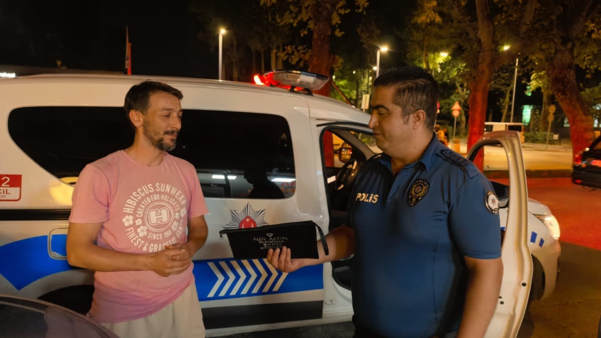 Bursa'da araç kaputunda bulduğu 30 bin TL'yi polise teslim etti