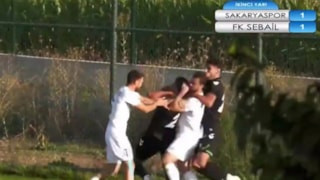 Sakarya'da tepki çeken görüntü: Azeri futbolcu hazırlık maçında rakibini boğmaya çalıştı!