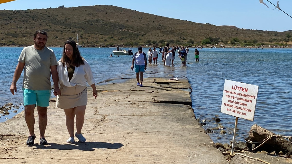 Ayvalık'ta turistlerin denizden yürüyerek geçtiği Yalancı Boğaz'da can güvenliği alarmı
