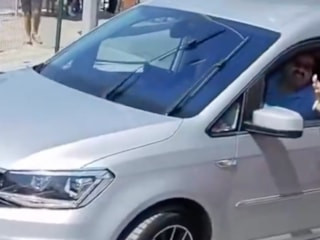 Aydın'da gurbetçi sürücü minibüsün önünü kesti