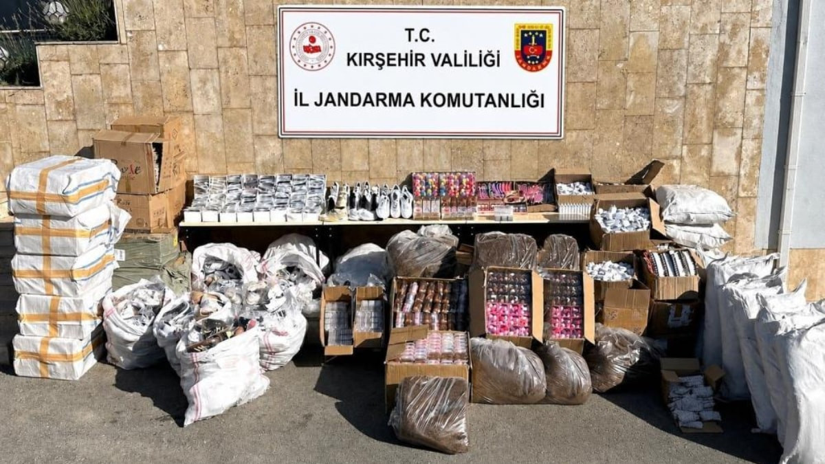 Kırşehir'de durdurulan tırdan 12,5 milyon liralık kaçak eşya çıktı