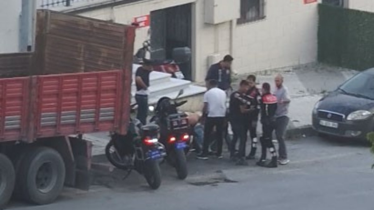 Arnavutköy'de bitmek bilmeyen kavga: Polis ayırdı, cami avlusunda taş yağdırdılar