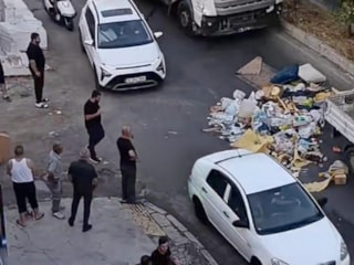 İzmir'de çöp sorununu 'eyleme' döktü: Alınmayan çöpleri yolun ortasına taşıdı