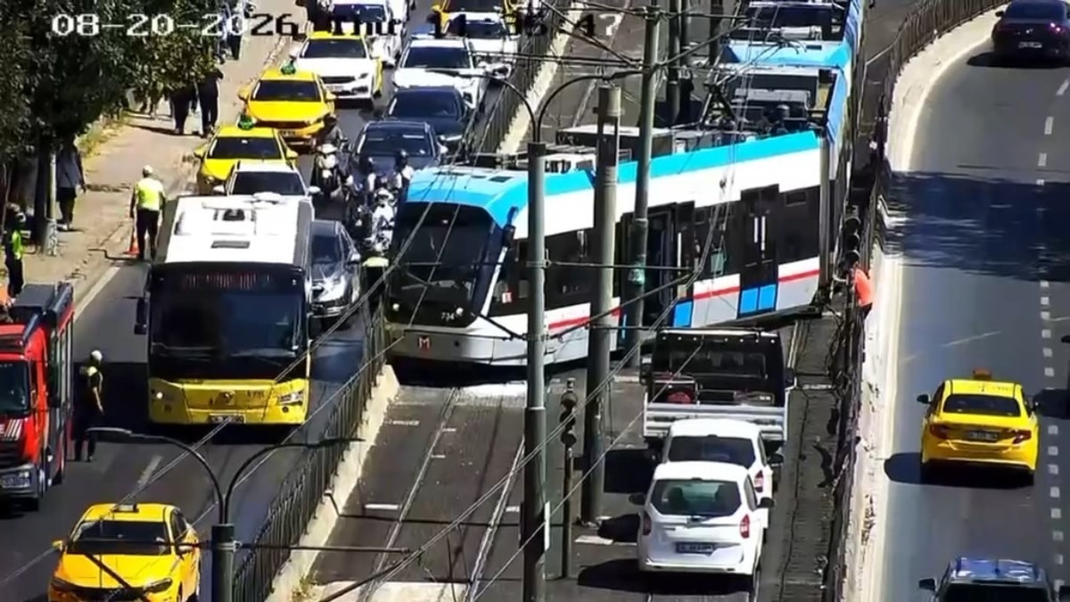 İstanbul'da tramvay yoldan çıktı: Yolcular tahliye edildi