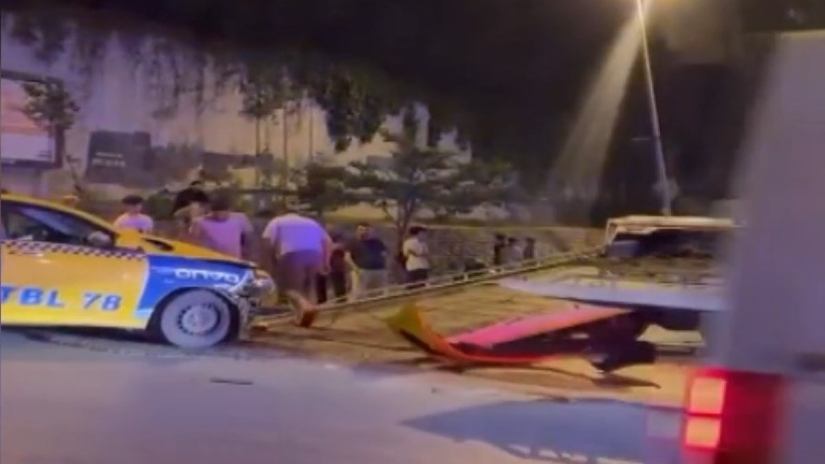 Esenyurt'ta taksi kontrolsüz dönüş yaptı, motosiklete çarptı: 2 yaralı