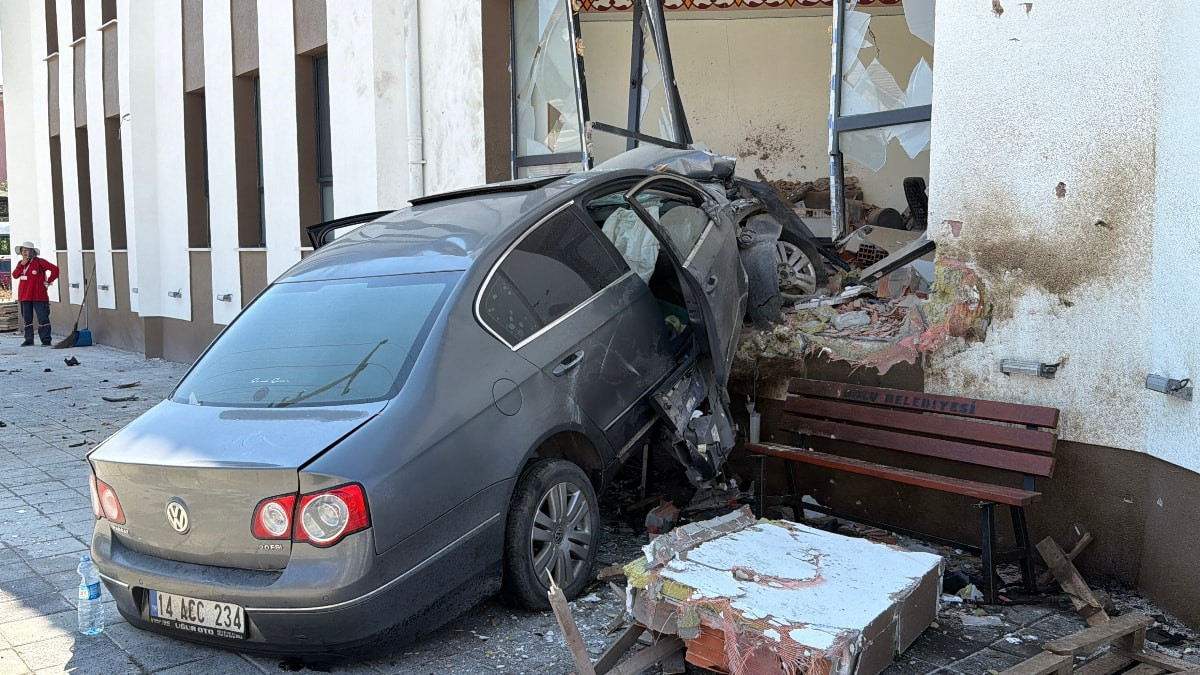 Bolu'da 84 metre savrulan otomobil caminin imam odasına çarptı: 2 yaralı