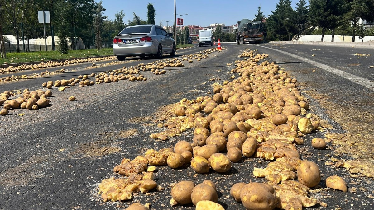 Nevşehir Çevre Yolu'na 1 ton patates döküldü: Yol tıkandı