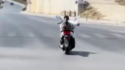 Alanya'da motosiklet sürücüsünün tehlikeli hareketleri paniğe neden oldu