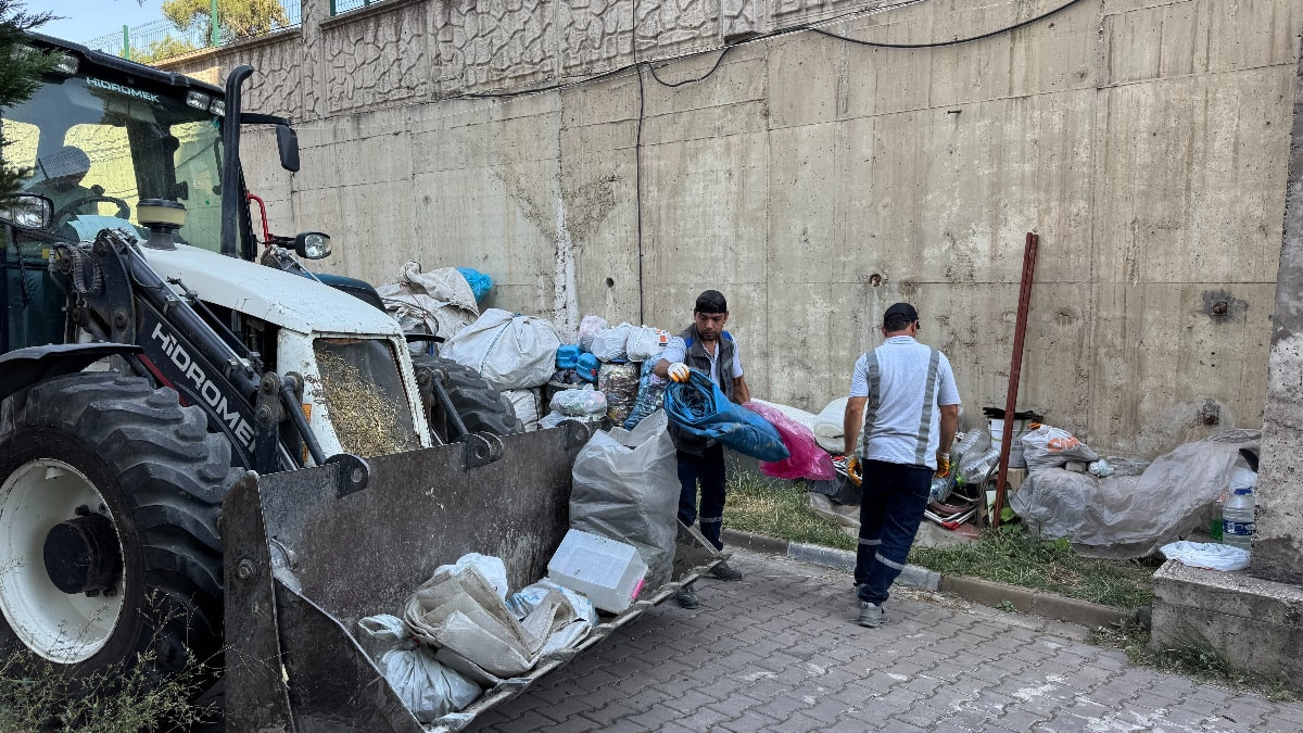 Karabük'te siteyi karton yığınına çevirdiler: Temizleyen zabıtaya beddua okudular