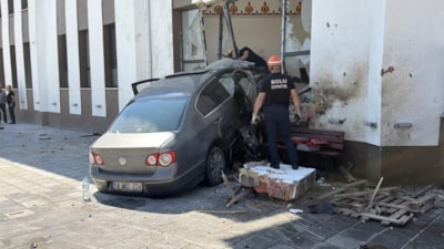 Bolu'da caminin imam odasına dalan otomobilin sürücüsü alkollü çıktı