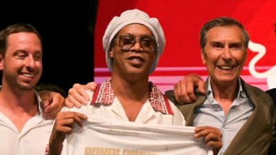 Ronaldinho, 46 yaşında futbola geri dönüyor